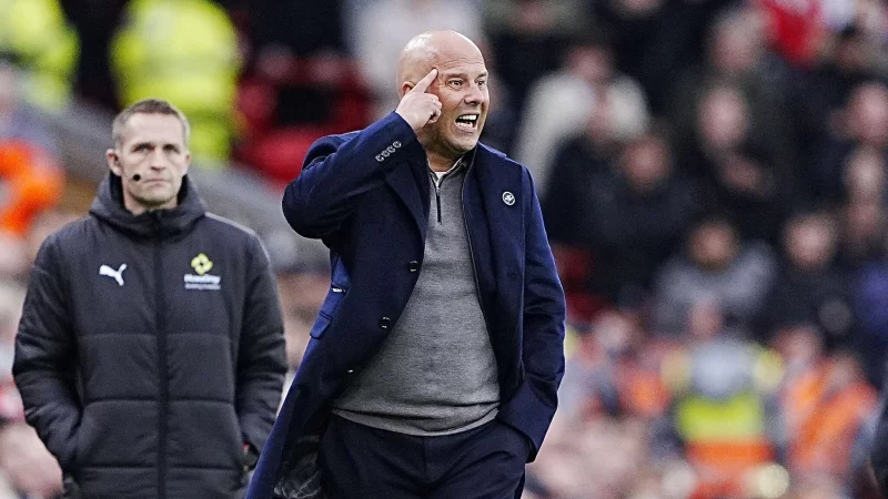 Wegen einer Flugzeug-Panne verspätet sich der FC Liverpool um Coach Arne Slot in Frankfurt. - © Peter Byrne/PA Wire/dpa