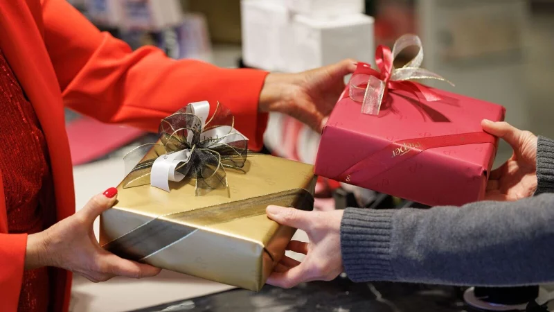 Manchmal geht\\\'s zurück: Ein Umtausch im Geschäft ist meist nur auf Kulanz möglich, bei mangelhafter Ware bestehen jedoch gesetzliche Ansprüche. - © Friso Gentsch/dpa