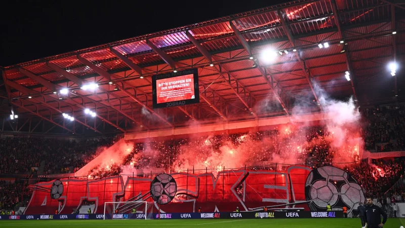 Der Pyrotechnik-Einsatz der eigenen Fans beim Heimspiel gegen den FC Basel hat Konsequenzen für den SC Freiburg. - © Tom Weller/dpa