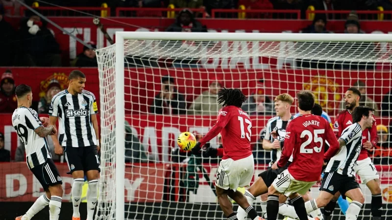 Mit einem fulminanten Volleyschuss schoss Patrick Dorgu Manchester United in F&uuml;hrung. - &copy; Dave Thompson/AP/dpa