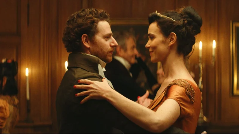 Pablo Pauly (l) als F&eacute;lix und Camille Rutherford als Agathe in einer Szene des Films &laquo;Jane Austen und das Chaos in meinem Leben&raquo; - &copy; --/Splendid Film/dpa