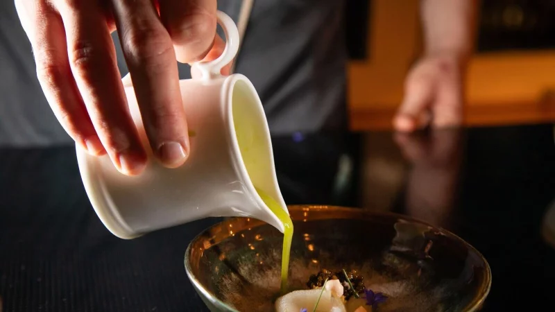 F&uuml;r die Vinaigrette werden &Auml;pfel und Staudensellerie entsaftet und mit Salz, gr&uuml;nem Tabasco, Limettensaft und Schnittlauch&ouml;l verfeinert. - &copy; Christin Klose/dpa-tmn