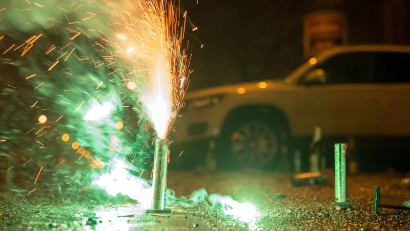 Feuer Frei: Wer sicher gehen will, dass sein Auto rund um Silvester und Neujahr v&ouml;llig unversehrt bleibt, achtet beim Abstellort besser auf ein paar Dinge. - &copy; Andrea Warnecke/dpa-tmn