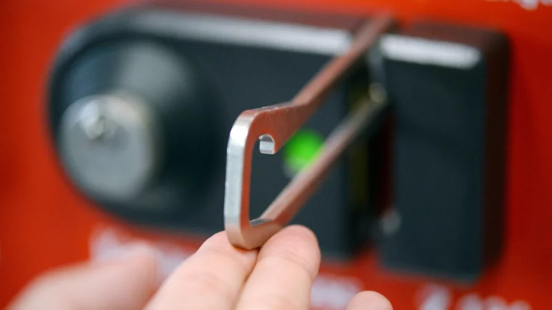 Ein Kastenschluss mit einem Sperrb&uuml;gel dient der zus&auml;tzlichen Sicherung vor Einbruch. ( - &copy; Susann Prautsch/dpa-tmn