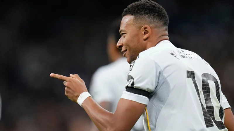 Kylian Mbapp&eacute; (r) brachte Real Madrid mit seinen Toren auf Siegkurs gegen Valencia. - &copy; Manu Fernandez/AP/dpa