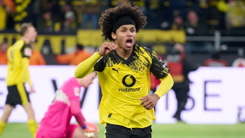 Karim Adeyemi jubelt nach seinem Tor f&uuml;r Dortmund gegen Stuttgart. - &copy; Bernd Thissen/dpa