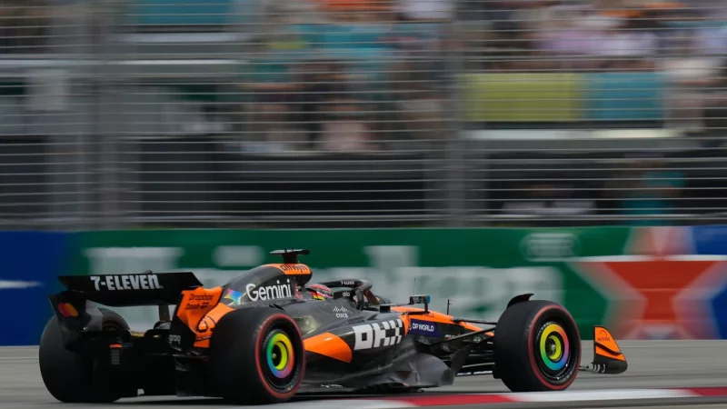 Oscar Piastri sicherte sich die Tagesbestzeit beim Singapur-Training. - &copy; Vincent Thian/AP/dpa