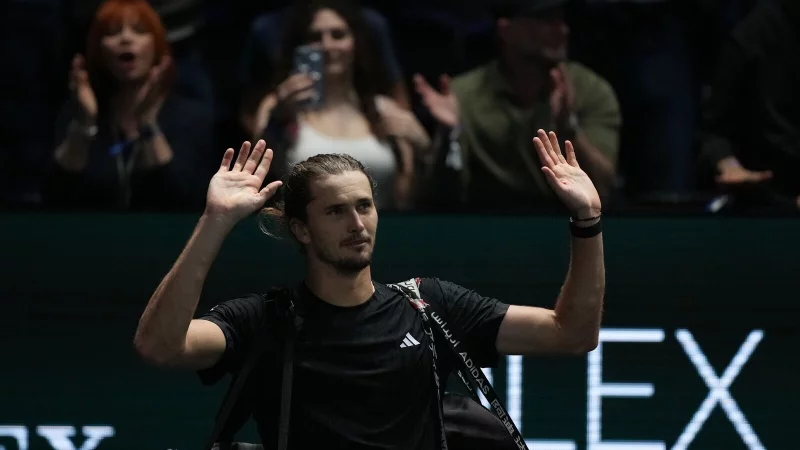 Gegen Jannik Sinner ist Tennisprofi Alexander Zverev chancenlos. - &copy; Christophe Ena/AP/dpa