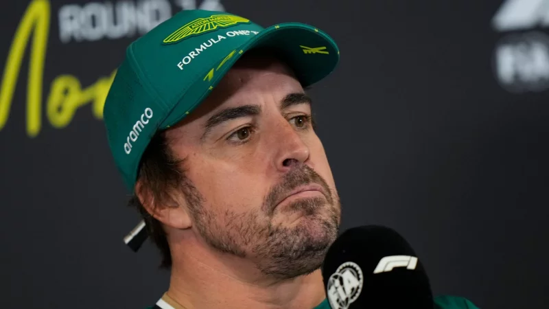 Fernando Alonso macht sich Gedanken über sein Karriereende. - © Luca Bruno/AP/dpa