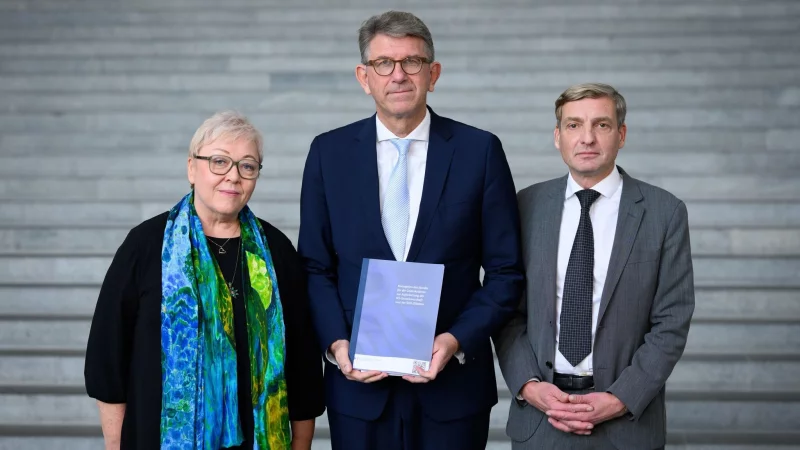 Weimer stellte seine neue Konzeption zusammen mit der SED-Opferbeauftragten Evelyn Zupke und Uwe Neum&auml;rker, Direktor der Stiftung Denkmal f&uuml;r die ermordeten Juden Europas, vor. - &copy; Bernd von Jutrczenka/dpa