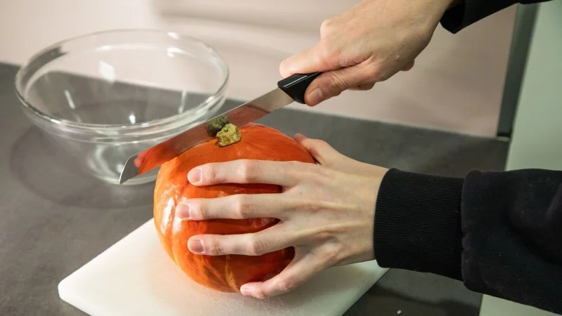 Der Kürbis ist zu hart und lässt sich nicht schneiden? Dann ab damit in die Mikrowelle. - © Christin Klose/dpa-tmn