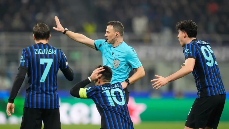 Die Inter-Spieler können Felix Zwayers Entscheidung nicht fassen. - © Luca Bruno/AP/dpa