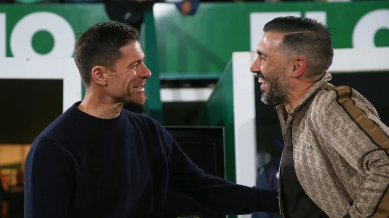 Ein Punkt, mit dem Xabi Alonso und Eder Sarabia leben m&uuml;ssen. - &copy; Alberto Saiz/AP/dpa