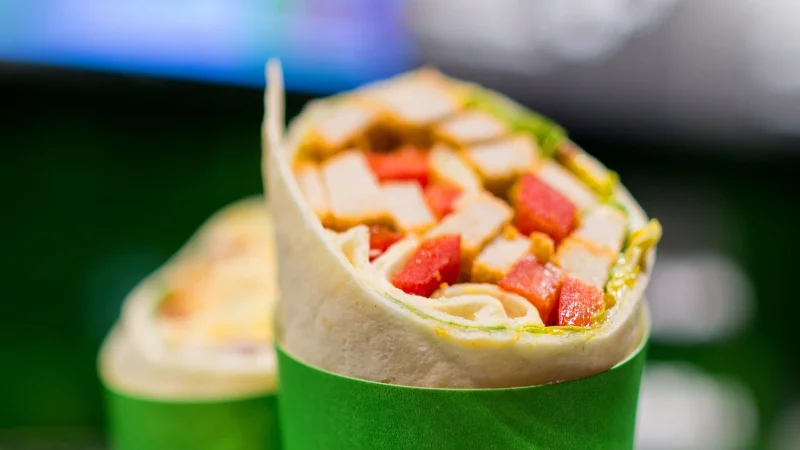 Der hier ist richtig voll, aber viele der untersuchten Wraps beim Marktcheck der Verbraucherzentralen waren viel Teig mit Soße - und wenig Füllung. - © Rolf Vennenbernd/dpa/dpa-tmn