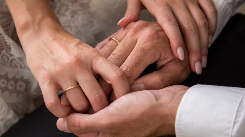 Wird die Ehe in Kenntnis einer bereits lebensbedrohlichen Erkrankung geschlossen, kann die gesetzliche Vermutung einer Versorgungsehe nur in seltenen Ausnahmefällen widerlegt werden. - © Christin Klose/dpa-tmn