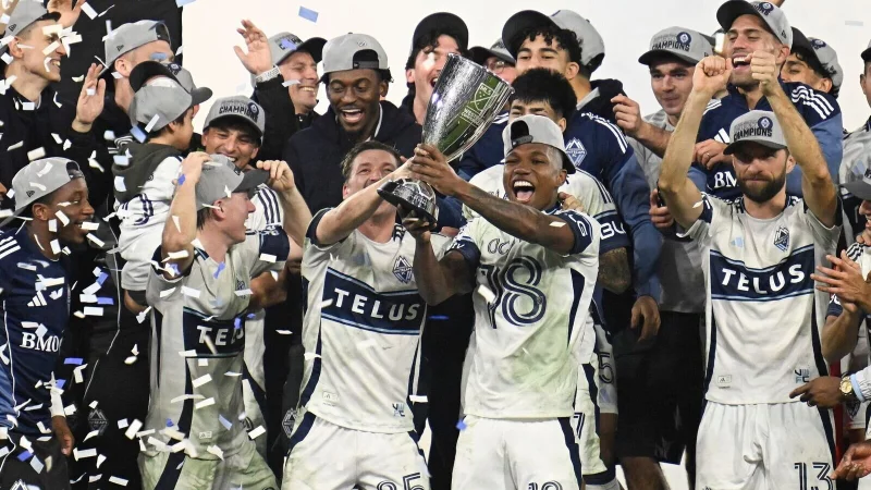 Die Siegerehrung für die Western Conference hakte Thomas Müller (r) schnell ab. (Archivbild) - © Denis Poroy/AP/dpa