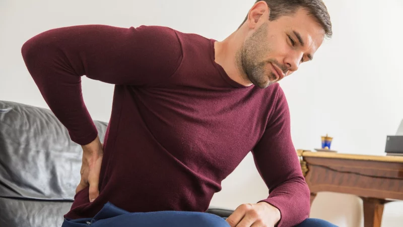 Gerade in der kalten Jahreszeit: Zu viel Couch, zu wenig Bewegung &ndash; der R&uuml;cken merkt&rsquo;s zuerst. - &copy; Christin Klose/dpa-tmn