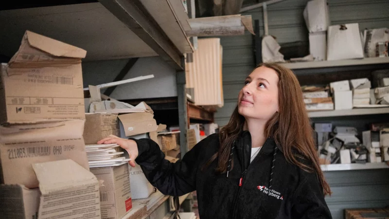 Celine K&ouml;ster, Auszubildene zur Fliesen- und Mosaiklegerin, hat sich nach ihrem Hauptschulabschluss dazu entschieden, ein Freiwilliges Handwerksjahr (FHJ) zu absolvieren. - &copy; Zacharie Scheurer/dpa-tmn