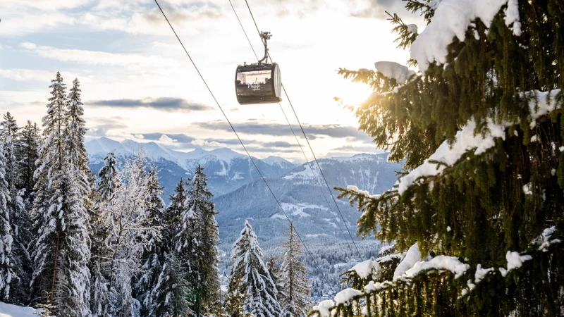 Die Gondeln fahren nach Bedarf: der &laquo;FlemX&raquo; im Schweizer Skigebiet Flims Laa nutzt die Ropetaxi-Technologie. - &copy; Philipp Ruggli/LAAX/dpa-tmn