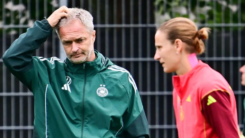 Was tun in der Torfrau-Frage? DFB-Trainer Christian W&uuml;ck (l.) und Stammkeeperin Ann-Katrin Berger. - &copy; Sebastian Christoph Gollnow/dpa