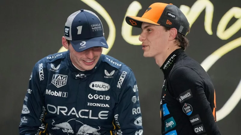 Wird für WM-Spitzenreiter Oscar Piastri (r) Titelverteidiger Max Verstappen noch zur Gefahr? - © Vincent Thian/AP/dpa