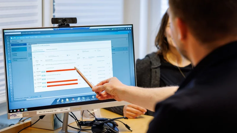 Seit dem 1. Oktober 2025 sind alle Arztpraxen dazu verpflichtet, elektronische Patientenakten zu bef&uuml;llen. - &copy; Daniel Karmann/dpa/dpa-tmn