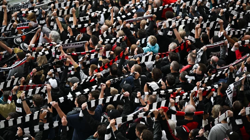 Eintracht Frankfurt wird bei der SSC Neapel nach Ablehnung eines Antrags auf Spielverlegung ohne Unterstützung der Fans spielen. (Archivbild) - © Arne Dedert/dpa