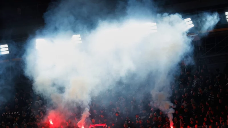 Eintracht Frankfurt will k&uuml;nftig einen h&auml;rteren Kurs im Umgang mit den eigenen Fans fahren. (Archivbild) - &copy; Joan Monfort/AP/dpa