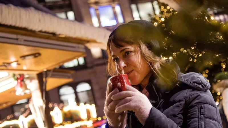 So schmeckt Weihnachten! Glühwein enthält pro Tasse allerdings umgerechnet fünf bis sechs Stück Würfelzucker. - © Christin Klose/dpa-tmn