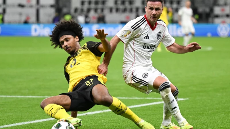 Das erste Duell im neuen Jahr: Frankfurt mit Mario G&ouml;tze (r) empf&auml;ngt am 9. Januar die Dortmunder um Karim Adeyemi. (Archivbild) - &copy; Arne Dedert/dpa