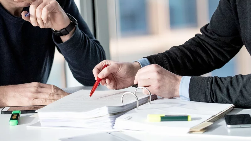 Wer merkt, dass die Versicherung nicht zahlt oder sich nicht meldet, sollte sich professionelle Hilfe an die Seite holen. - &copy; Zacharie Scheurer/dpa-tmn