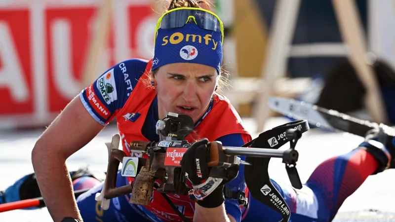 Julia Simon kehrt nach ihrer Sperre zurück in den französischen Weltcupkader. (Archivbild) - © Martin Schutt/dpa