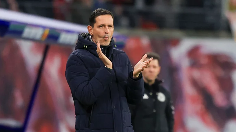 Fordert in Barcelona Einsatz und Leidenschaft: Eintracht-Trainer Dino Toppmöller. - © Jan Woitas/dpa