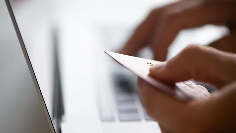 &Uuml;berweisungen auf ausl&auml;ndische Konten bergen ein hohes Risiko: Seri&ouml;se Shops nutzen in der Regel deutsche Bankverbindungen. - &copy; Franziska Gabbert/dpa-tmn