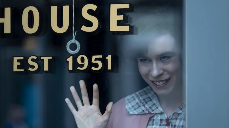 In der Kleinstadt Derry muss man sich vor vielen Menschen f&uuml;rchten. - &copy; ---/Warner/Home Box Office/Sky/dpa