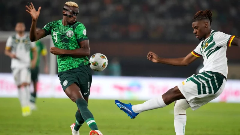 Hatte nach dem WM-Qualifikationsspiel gegen Lesotho eine Schrecksekunde zu überstehen: Victor Osimhen (l). (Archivbild) - © Sunday Alamba/AP/dpa