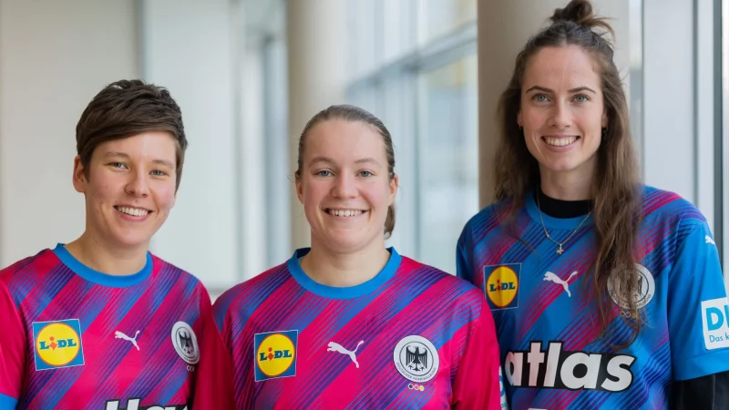 Ex-Kapit&auml;nin Alina Grijseels, Lisa Antl und Sarah Wachter hoffen auf die erste Medaille seit 2007. - &copy; Rolf Vennenbernd/dpa