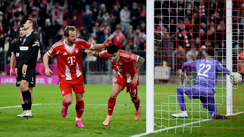 Luis Diaz (m) wird zum Münchner Matchwinner. - © Sven Hoppe/dpa