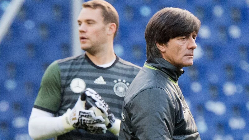 Joachim L&ouml;w (r) setzte jahrelang auf Manuel Neuer als Nummer eins. Gemeinsam wurden sie 2014 in Brasilien Weltmeister. (Archivbild) - &copy; Julian Stratenschulte/dpa
