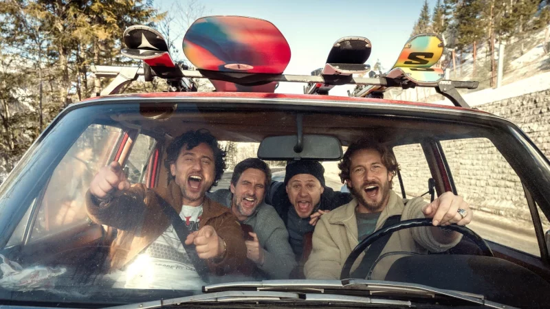 Mitten hinein in die Krise geht es f&uuml;r vier Freunde in der Netflix-Serie &laquo;Alpham&auml;nnchen&raquo;. - &copy; Stephan Rabold/Netflix/dpa