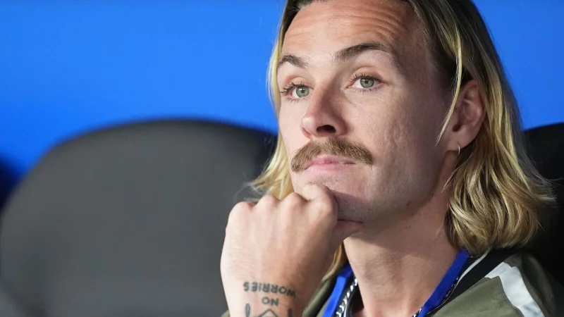 Die Debatte um Kapitän Jackson Irvine bewegt den FC St. Pauli. (Archivbild) - © Marcus Brandt/dpa
