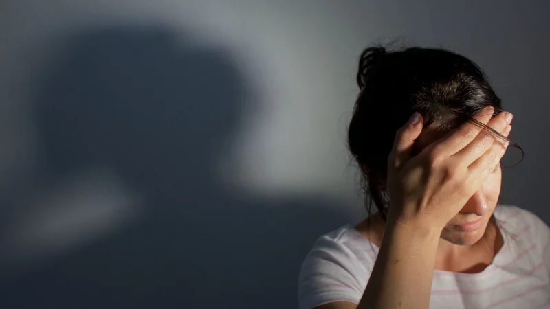 Konzentrationsschwierigkeiten, innere Unruhe und Stimmungsschwankungen können Warnzeichen von ADHS sein. - © Oliver Killig/dpa/dpa-tmn