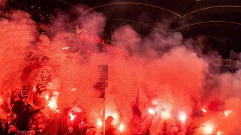 Beim Spiel in Basel brannten die VfB-Fans Feuerwerksk&ouml;rper ab - &auml;hnlich wie hier bei einem fr&uuml;heren Heimspiel gegen den FC Bayern. (Archiv) - &copy; Christoph Schmidt/dpa