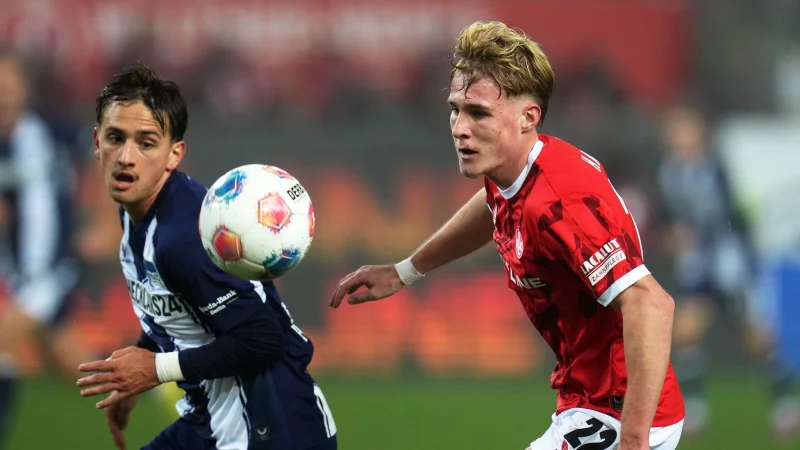 Kaiserslauterns Mika Haas (r) und Herthas Michal Karbownik im Zweikampf. - &copy; Thomas Frey/dpa