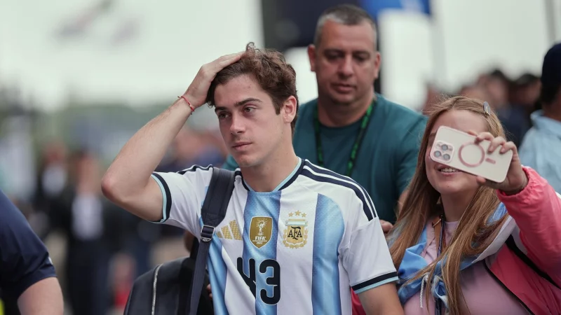 Franco Colapinto kommt im argentinischen Nationaltrikot an der Strecke in Interlagos an. - &copy; Ettore Chiereguini/AP/dpa