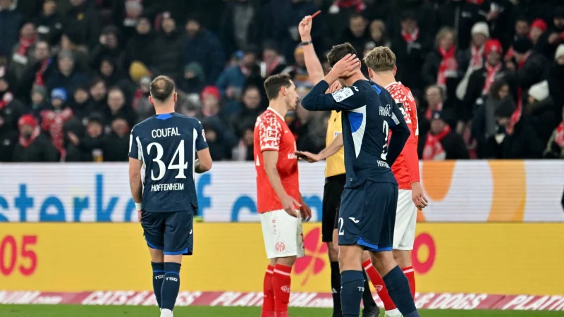 Wieder einmal Rot-S&uuml;nder: Dominik Kohr (Mitte) vom FSV Mainz 05 - &copy; Torsten Silz/dpa