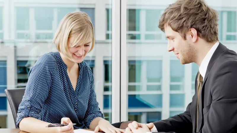 Vor internen Veränderungen wie Beförderungen oder Teamwechseln empfiehlt sich ein aktuelles Zeugnis: So werden Leistungen unter der bisherigen Führung dokumentiert. - © Monique Wüstenhagen/dpa-tmn