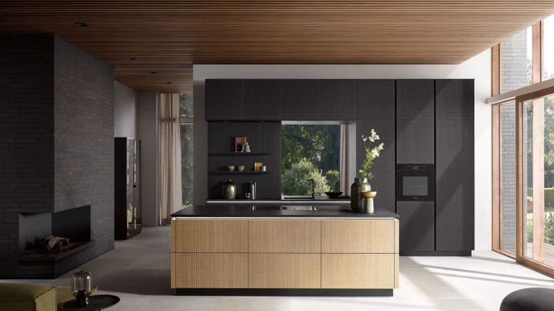 Die traditionelle Optik &laquo;Wiener Geflecht&raquo; wird als Pr&auml;gung in der Holzfurnierfront zum Hingucker in der K&uuml;che. - &copy; H&auml;cker K&uuml;chen/dpa-tmn