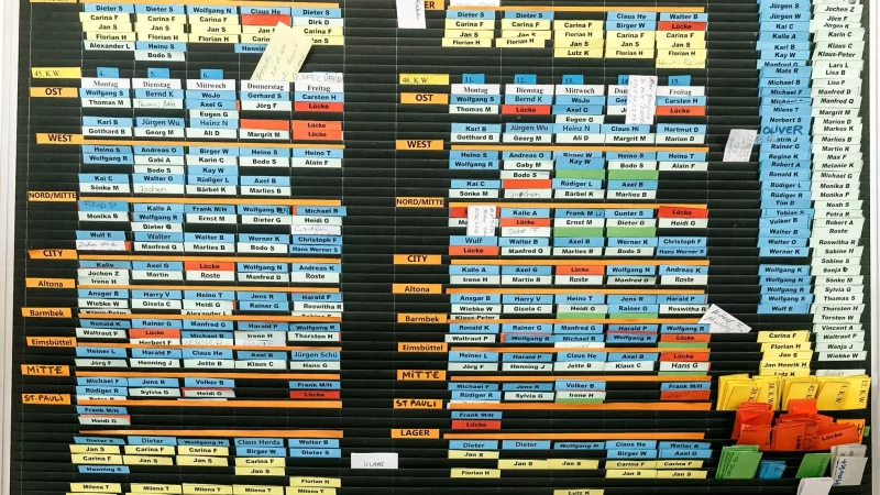 Wer arbeitet wann? Das regelt in vielen Unternehmen der Dienstplan. - © Markus Scholz/dpa/dpa-tmn