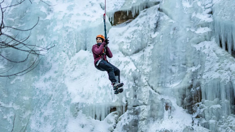Nichts für Menschen mit Höhenangst: An einem Seil geht es zum Finale von einer Hängebrücke tief hinab. - © Tom Malecha/Filme Von Draussen/Saastal Tourismus AG/dpa-tmn
